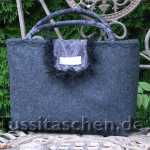 Handtasche aus steingrauer Kaschmir-Woll-Mischung mit Puschelschließe und grau-braunem Paisleyfutter. Verkauft.