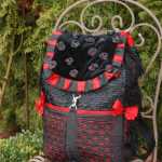 Schwarz-roter Rucksack