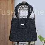 Handtasche aus schwarzem geknittertem Stoff. Verkauft.