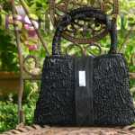 Handtasche aus schwarzem geknittertem Stoff