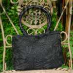 Handtasche aus schwarzer Spitze