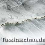 Detailaufnahme Perlenrand und Streublümchen