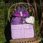 Rucksack aus violetter Baumwolle mit Blümchen-Herz, Innentasche und 7 Außentaschen. Verkauft.
