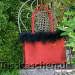 Handtasche aus roter Seide mit schwarzem Marabufederrand. Innenfutter rot-perlgrau-weiß-schwarze Blumenornamente. Scharlachrote Dupionseide mit schwarzem Federrand. Innenfutter schwarz. Verkauft.