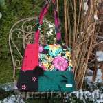 Handtasche aus roter, grüner und geblümter Seide. Mit Swarowski-Steinen und Marabufedern. Innenfutter rot. Scharlachrote Dupionseide mit schwarzem Federrand. Innenfutter schwarz. Verkauft.